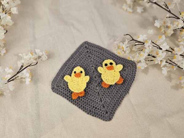 Free Crochet Pattern for a Chick Applique