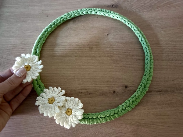 🌼 Frühlingsring mit Gänseblümchen häkeln – minimalistische Deko aus T-Shirt-Garn (kostenlose Anleitung)