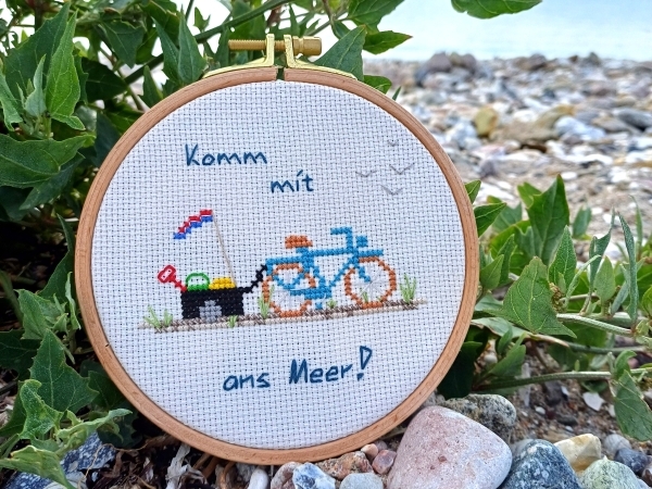 Kostenlose Kreuzstichvorlage für ein sommerliches Stickbild - ideal, um Stickgarnreste zu verwerten