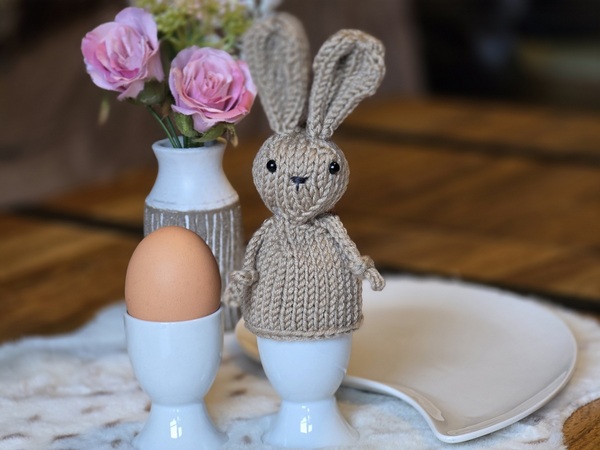 Kostenlose Strickanleitung für einen Hasen Eierwärmer