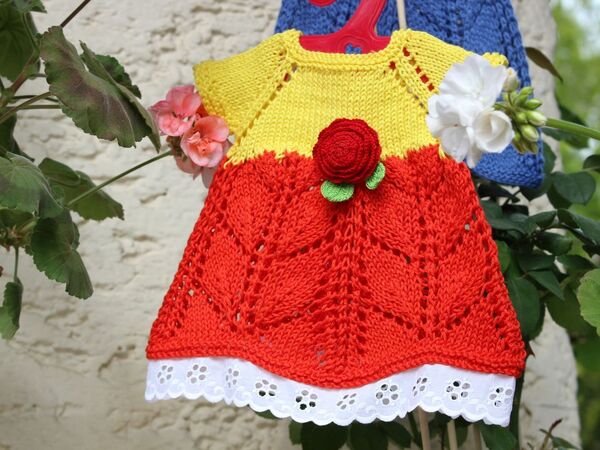 Kostenlose Anleitung: Niedliche Puppenkleidchen stricken