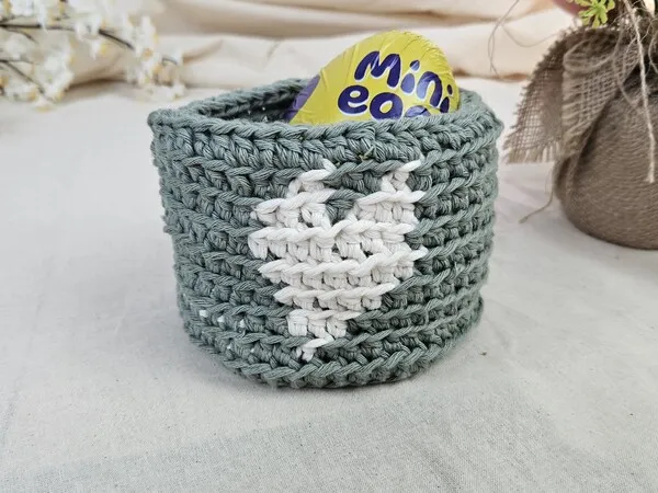 Free Crochet pattern for a Easter Basket with heart.