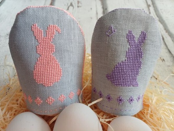 Kostenlose (Hand-) Nähanleitung für handbestickte Eierwärmer aus Leinen inkl. Freebie für Kreuzstich Osterhasen