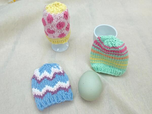 Kostenlose Strickanleitung für Ostereierwärmer in Frühlingsfarben