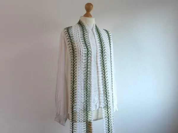 Auf die inneren Werte kommt es an – Gabelhäkeln Teil 4: Die Mittelrippe kreativ gestalten Kostenlose Anleitung für einen luftig frischen Laceschal