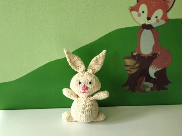 Kostenlose Strickanleitung für ein Deko-Osterhäschen.