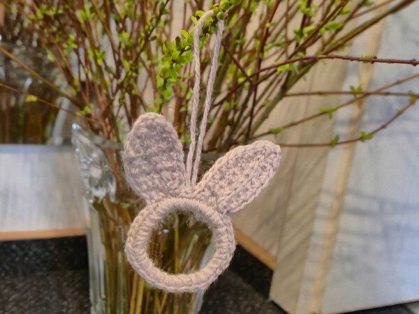 Hase „Jumper“ als Anhänger für Osterstrauß, Serviettenring, Fensterdeko – Kostenlose Häkelanleitung