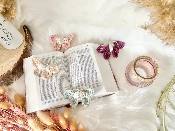 kostenlose Häkelanleitung- Leichtigkeit im Frühling – Der kleine Schmetterling als zarter Begleiter