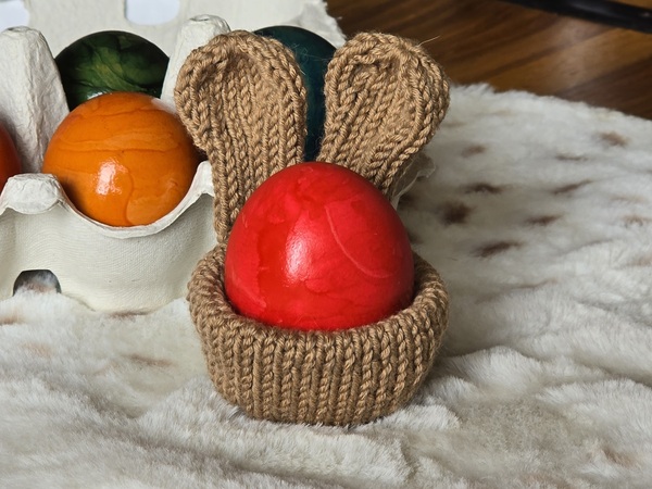 Kostenlose Strickanleitung für einen Hasen Eierbecher
