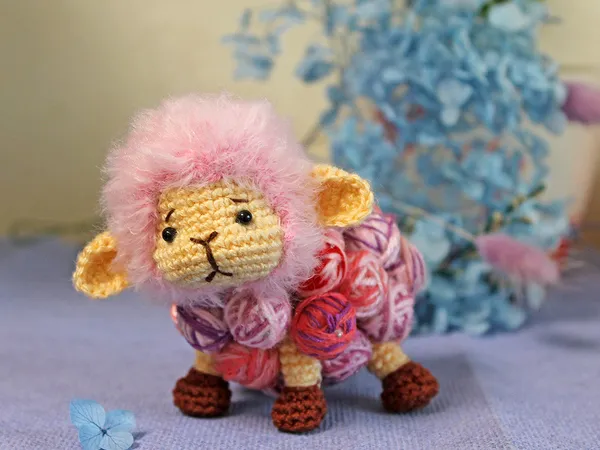 A sheep made of balls of yarn