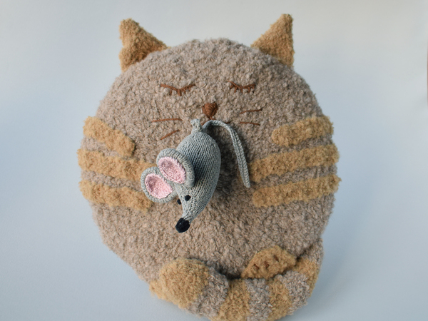 Strickanleitung für ein Kissen „Katze und Maus“