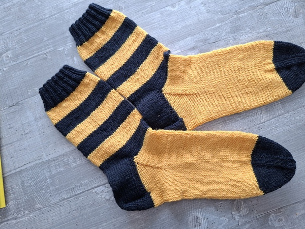 Kostenlose Strickanleitung für Männersocken in Fanfarben – Größe 47