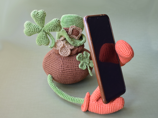Phone stand «leprechaun's pot»