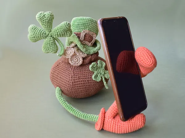 Phone stand «leprechaun's pot»