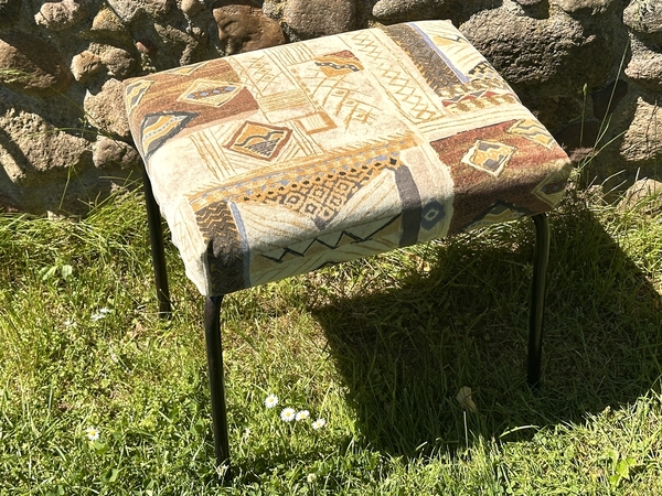 DIY-Projekt: Vintage-Hocker aufhübschen