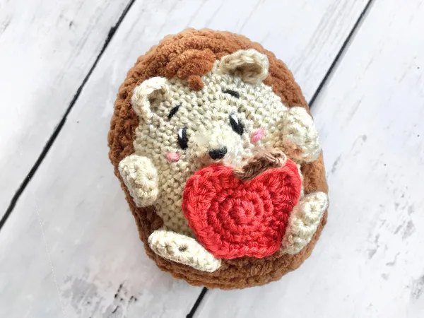 Free crochet pattern for Izzy the Hedgehog