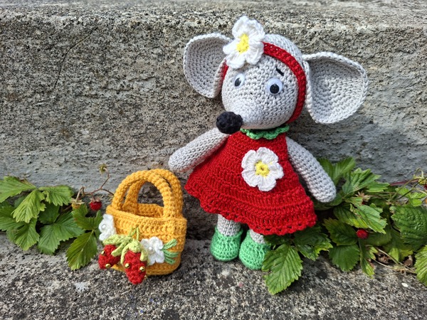 Free Crochet Pattern for Strawberry Mouse