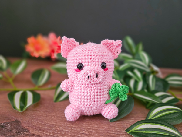 Crochet a Lucky Pig – Cute Amigurumi Pig with Clover