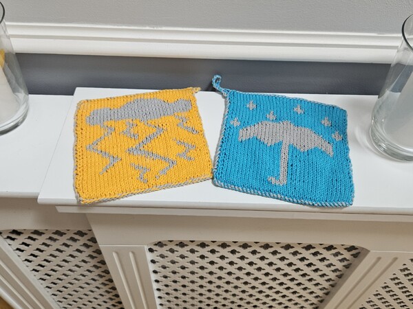 Kostenlose Strickanleitung: Topflappen im Sommersturm-Design inklusive ausführlicher Erklärung der Fadenhaltung