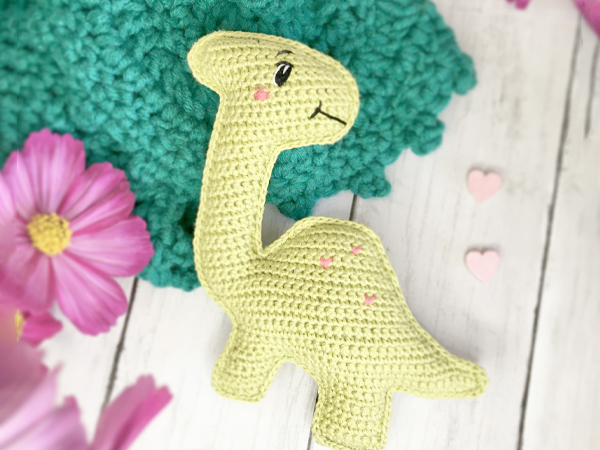 Free crochet pattern for Sara the Dinosaur