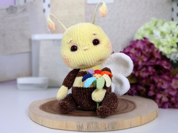 The knitted Bee