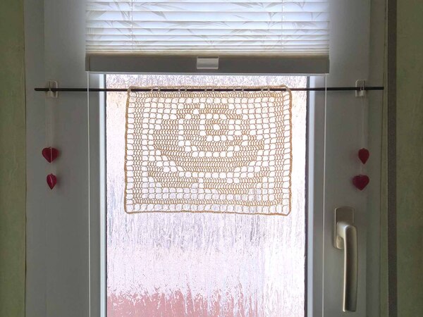 Kostenlose Häkelanleitung für die immer blühende Rose „This rose never dies.“ als Fensterbild, Gardine, Deckchen