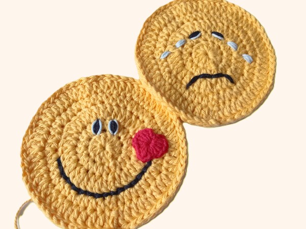 Smiley häkeln: Happy or Sad? Kostenlose Anleitung für ein Emotion Türschild