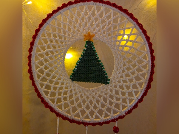 Weihnachts-Traumfänger häkeln für festliche Deko