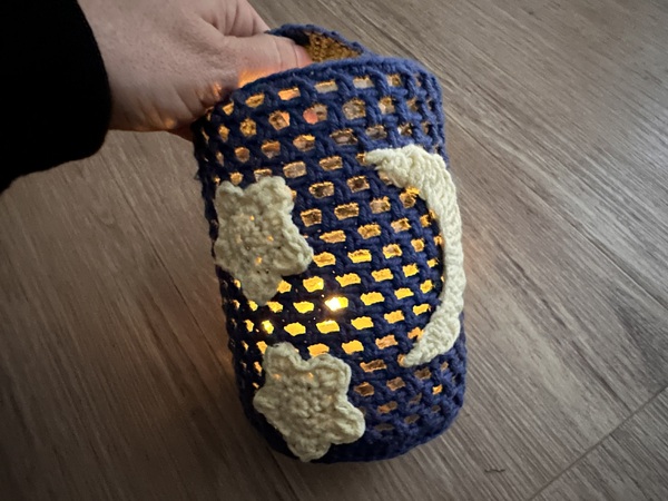 Laterne häkeln für Sankt Martin – kostenlose Anleitung mit Upcycling-Idee