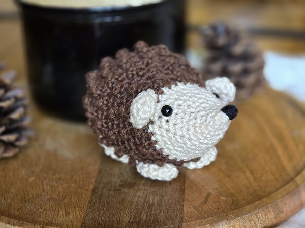 Kostenlose Häkelanleitung für einen Igel
