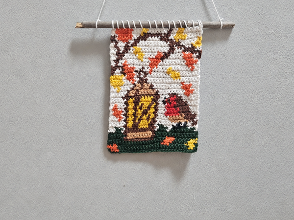 Free Crochet Pattern for an Autumn Wall Hanging with a Robin