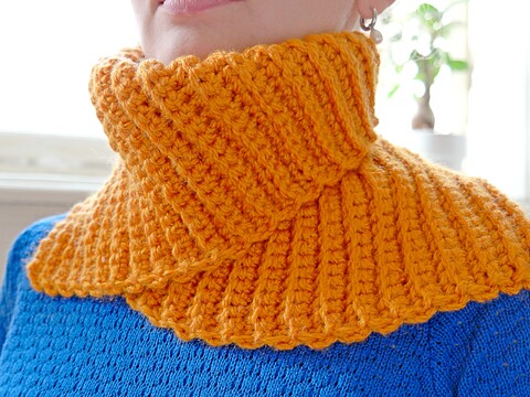 Schals, Tücher, Stirnbänder und Mützen.