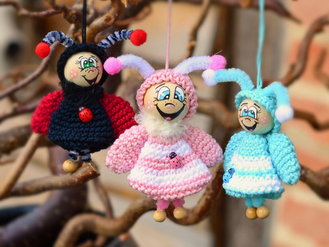 Figuren mit gemalten Gesichtern Holzkugeln