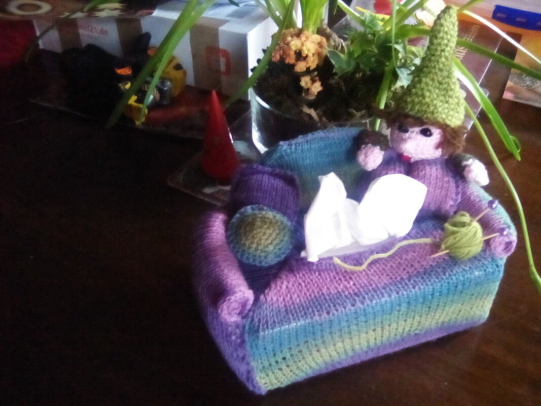 Strickanleitung für ein Taschentuchsofa mit Weihnachtswichtl (Überzug für eine Taschentuchbox mit gehäkeltem Zwerg)