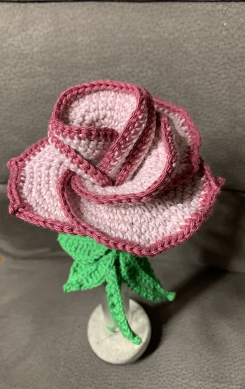 Eine Rose zum Geburtstag; etwas kleiner als die Vorlage. Ist gut geworden und hat Soaß gemacht.