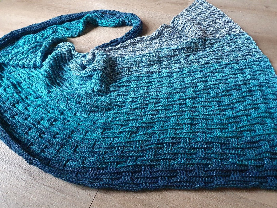 Crochet pattern for the asymmetrical triangle shawl „bricks“