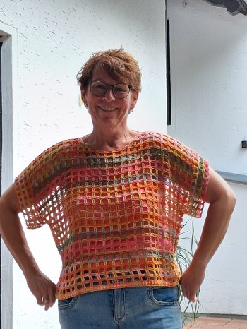 Tolles Shirt! Super gute Beschreibung. Hab nach Jahrzehnten wieder angefangen zu häkeln und gleich diesen schönen Netzpulli zustandegebracht. Han mir gleich die nächste Anjeitung von Elke heruntergeladen.