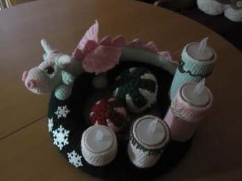 Spira hier in Kombination mit echt kindersicheren Weihnachtskugeln. Sie war sehr gut nachzuarbeiten, die Anleitung sehr übersichtlich. Es hat Freude gemacht, ihr auf dem Kranz ein warmes Zuhause zu geben.