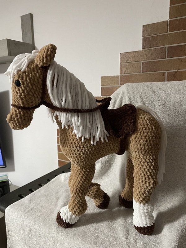 Pferd Blondie mit Sattel und Zaumzeug - Amigurumi Häkelanleitung