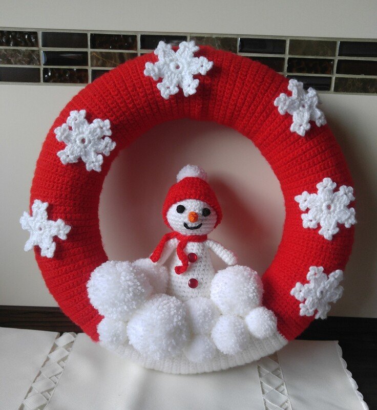 Kostenlose Häkelanleitung - Weihnachtskranz mit Schneemann