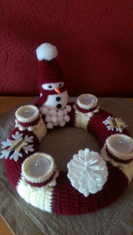 Kostenlose Häkelanleitung - Weihnachtskranz mit Schneemann