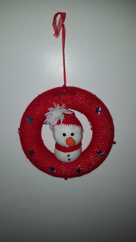 Kostenlose Häkelanleitung - Weihnachtskranz mit Schneemann