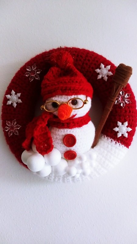 Kostenlose Häkelanleitung - Weihnachtskranz mit Schneemann