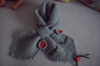 Diesen wunderschönen Schal habe ich gestrickt. Für mich nicht einfach, ich stricke nur zu Weihnachten, ansonsten wird genäht. Aber dieser Schal war zu süß.
LG Maren
