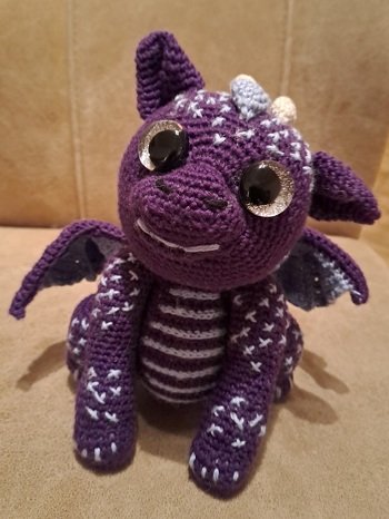 Der kleine Drache dient als Seelentröster beim Verbandwechsel für eines meiner Betreuungskinder mit Schmetterlingskrankheit.
Vielen Dank für die tolle Anleitung. Sie ist leicht verständlich und die Bilder sind anschaulich.