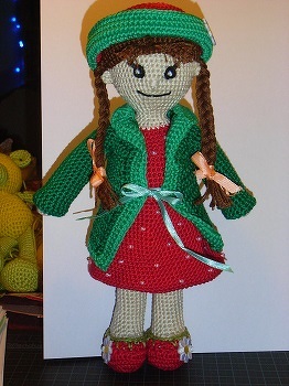 hier ist meine Ella Erdbeerchen. Sie ist schon vor längerer Zeit gehäkelt worden. Die Punkte auf dem Kleid sind mit Perlen bestickt.