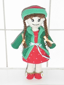 Darf ich vorstellen, meine "Ella Erdbeerchen" ist endlich fertig. Wie findet ihr sie?
Nach dieser gut erklärten AL hat es richtig Spaß gemacht zu häkeln.
Ich habe nur klitzekleine Veränderungen vorgenommen, die Blüten sind zwar Bügelmotive, also aufgeklebt, und die weißen aufgestickten Punkte habe ich durch kleine Wachsperlen ersetzt. Meine Augen sind runder, nicht oval. Also mir gefällt die Kleine, es war definitiv nicht die letzte.