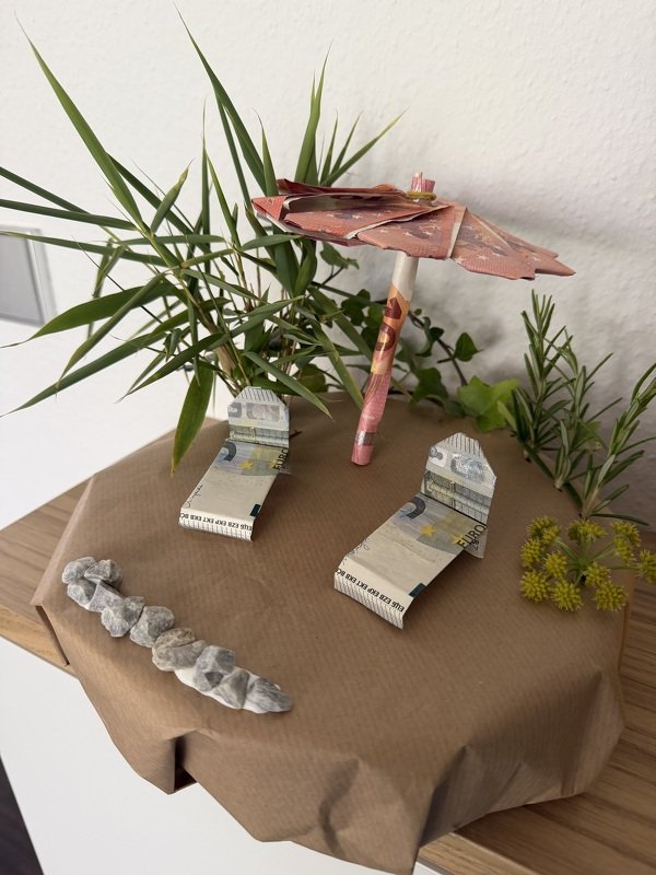 Origami Geldschein Sonnenschirm mit Sonnenliege (*)