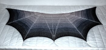 Es ist schmaler als die hier vorgestellten, geht bis zur Rückenhälfte ungefähr.
Benutzt habe ich einen Bobbel von Cotton Kings, 100% Baumwolle, 1000 m auf 250g.
Ich habe ungefähr einen Monat auch gebraucht, dafür allerdings nahezu jeden Tag daran gearbeitet, Workload 60 bis 90 Stunden - die Reihen werden zum Schluss etwas langatmig.
Die Anleitung ist super geschrieben und wenn man das Prinzip einmal verstanden hat, geht es leicht von der Hand.