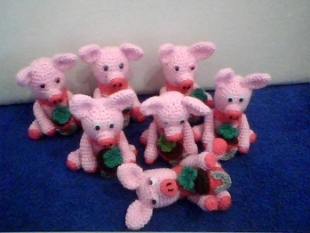 Ich habe 7 kleine Glücksschweinchen gehäkelt, für jedes Familienmitglied eins. Haben sich alle sehr gefreut.Das Häkeln hat auch sehr viel Spass gemacht, das lag aber auch an der sehr guten Anleitung.
Danke und gerne wieder
